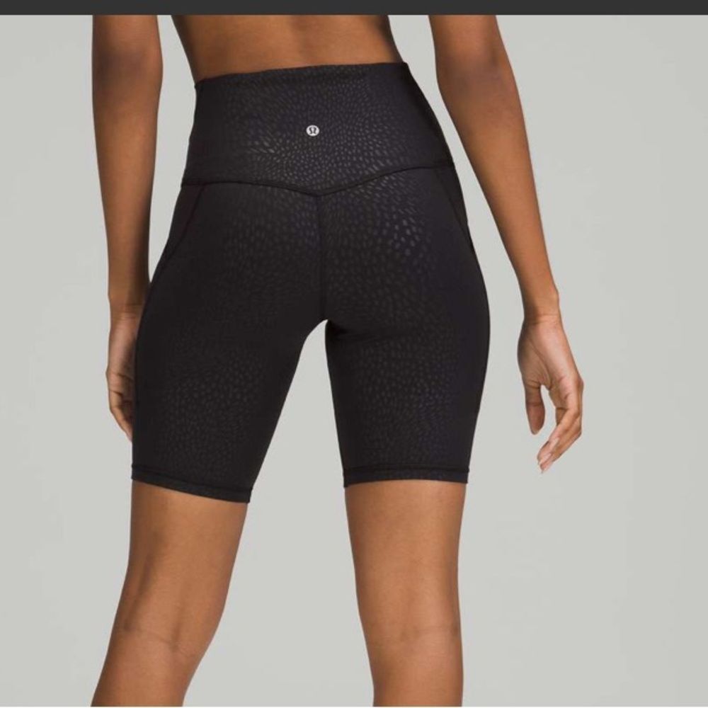 Lululemon Align High Rise Short with Pockets 8"
Jewel Emboss Black size 0